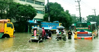 জলাবদ্ধতায় চট্টগ্রাম-কক্সবাজার রুটে যান চলাচল বন্ধ