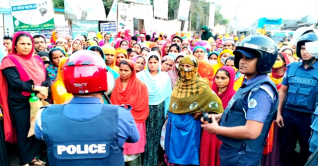 গাজীপুরে বেতন-বোনাসের দাবিতে শ্রমিকদের সড়ক অবরোধ