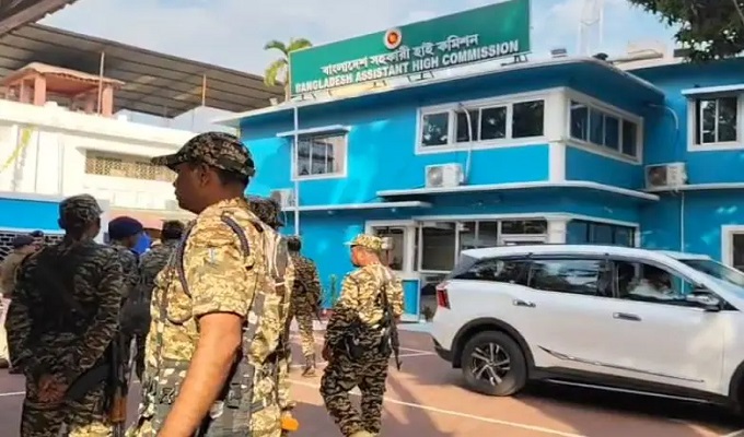 আগরতলায় বাংলাদেশ হাইকমিশনে ভাঙচুর, নামিয়ে ফেলা হয়েছে জাতীয় পতাকা