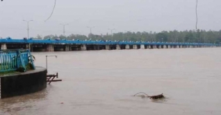 বন্যা: তিস্তা ব্যারাজে রেড অ্যালার্ট, খোঁজ নিচ্ছেন প্রধানমন্ত্রী