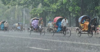 নিম্নচাপের প্রভাবে ভারী বৃষ্টি, সমুদ্রবন্দরে চার নম্বর সংকেত