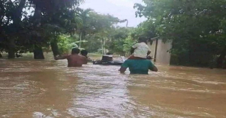 ফেনীতে স্মরণকালের ভয়াবহ বন্যা, জলমগ্ন মানুষ