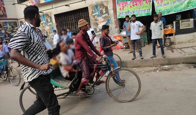 আহত জবির ৪ শিক্ষার্থীকে হাসপাতালে নেওয়া হচ্ছে।