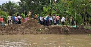 তীব্র স্রোতে ভাঙছে নবগঙ্গা, বসতবাড়ি নদীগর্ভে 