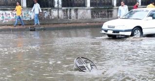 ডুবে গেছে রাজধানী, বৃষ্টি থাকবে আরও ৩ দিন