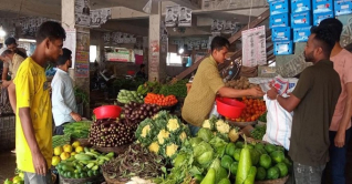 সুনামগঞ্জে কমতে শুরু করেছে সবজির দাম