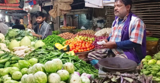 হিলিতে কমেছে আদা-পেঁয়াজ ও আলুর দাম