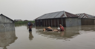 আশ্রয়ের সন্ধানে বানভাসীরা, বিশুদ্ধ পানি ও খাবারের সংকট