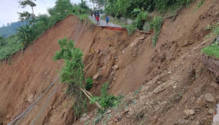 ভারি বর্ষণে বান্দরবানে পাহাড় ধস । ছবি: সংগৃহীত