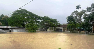 বান্দরবানে পাহাড়ি ঢলে তলিয়ে গেছে বাড়িঘর, আশ্রয় কেন্দ্রে মানুষ