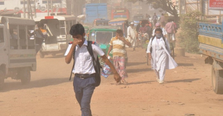 ফের বায়ুদূষণের শীর্ষে ঢাকা