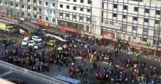 রাজধানীতে গাড়িচাপায় প্রাণ গেল ২ নারীর, সড়ক অবরোধ