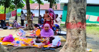 বন্যায় বাড়ছে ডায়রিয়ার প্রকোপ, সড়কে-গাছতলায় চলছে চিকিৎসা