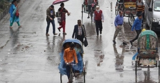 ঝিরিঝিরি বৃষ্টিতে ঢাকায় শীতের আমেজ