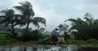 দুপুরের মধ্যে ঝড়ের আভাস, ১৫ জেলায় সংকেত