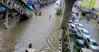 বৃষ্টিতে ঢাকার বিভিন্ন সড়কে জলাবদ্ধতা