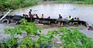 ঝালকাঠিতে যাত্রীবাহী বাস পুকুরে, শিশুসহ নিহত ১৫ 