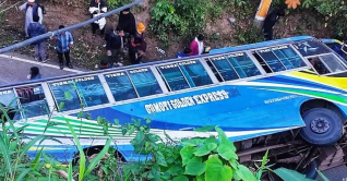 খাগড়াছড়িতে পর্যটকবাহী বাস উল্টে আহত ২০