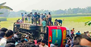 ইবির বাস উল্টে পড়ে গেল ধানখেতে, আহত ২০ 