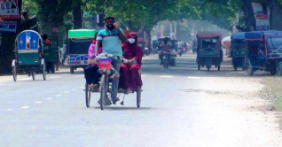 চুয়াডাঙ্গার তাপমাত্রা ৪২ ডিগ্রি ছাড়াল, গলে যাচ্ছে রাস্তার পিচ