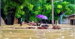 চট্টগ্রামে বিদ্যুৎহীন পানিবন্দি ৬ লাখ মানুষ