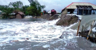 কুমিল্লার প্রত্যন্ত অঞ্চলে ত্রাণ যাচ্ছে না নৌকার অভাবে