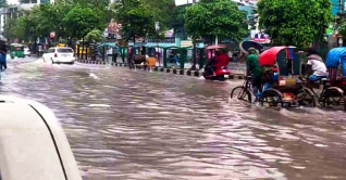 ঢাকায় রাতভর বৃষ্টি, জলাবদ্ধতায় দুর্ভোগে নগরবাসী