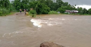 সুনামগঞ্জে ঢলের পানিতে ভেসে গেছেন দুই সন্তানসহ মা