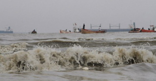 সমুদ্রবন্দর থেকে নামল বিপদ সংকেত