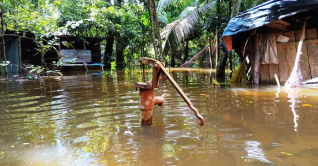 নোয়াখালীর বন্যার পানি ঢুকছে লক্ষ্মীপুরে