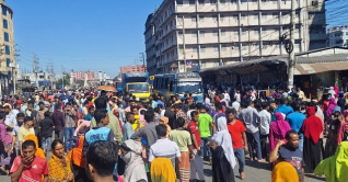 গাজীপুরে পোশাক শ্রমিকদের সড়ক অবরোধ