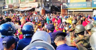 গাজীপুরে মহাসড়ক অবরোধ করে পোশাক শ্রমিকদের বিক্ষোভ