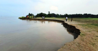 গোয়ালন্দে পদ্মায় ভাঙন শুরু, আতঙ্কে শতাধিক পরিবার