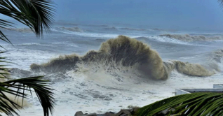 বৃহস্পতিবার আঘাত হানবে ঘূর্ণিঝড় হামুন, জলোচ্ছ্বাসের আশঙ্কা