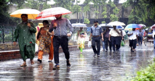 রাজধানীতে বৃষ্টি, ভোগান্তিতে অফিসগামীরা 