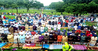 বৃষ্টিতে ভিজে শোলাকিয়া ময়দানে ঈদের নামাজ আদায়