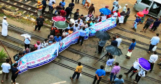 রেললাইন অবরোধ: ঢাকার সঙ্গে সারা দেশের রেল যোগাযোগ বন্ধ