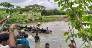 ‌‘বাস চালকের অসতর্কতা’র জন্য প্রাণ গেল ১৭ জনের