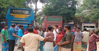 ত্রিশালে বাসচাপায় নারীসহ নিহত ৫