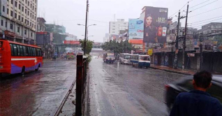 রাজধানীতে মধ্যরাত থেকে দমকা বাতাস, ঝরছে বৃষ্টি