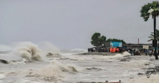 রেমাল তাণ্ডবে বিপর্যস্ত উপকূলের জনজীবন