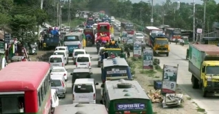 করোনার মধ্যেও নাড়ির টানে বাড়ি ফেরা, যানজটে দুর্ভোগ