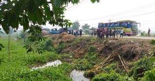 মানিকগঞ্জে বাসের ধাক্কায় দুই নারীসহ নিহত ৪