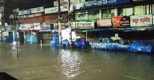 বৃষ্টিতে নিউমার্কেট ও হকার্স মার্কেটে হাঁটু পানি