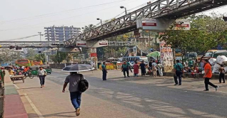 আগুনের ঘটনায় নিউমার্কেটমুখী সড়ক বন্ধ