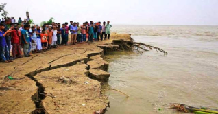 নামছে বন্যার পানি, বাড়ছে নদীভাঙন