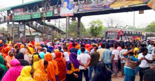 ঈদের ছুটি বাড়ানোর দাবিতে শ্রমিকদের মহাসড়ক অবরোধ 