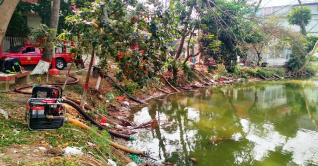 ঢাকা কলেজের পুকুর থেকে নেওয়া হচ্ছে পানি