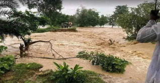 বন্যার পানিতে মায়ের মরদেহের সঙ্গে ভেসে এল শিশু