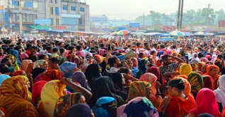 বকেয়া বেতনের দাবিতে ঢাকা-টাঙ্গাইল মহাসড়ক অবরোধ